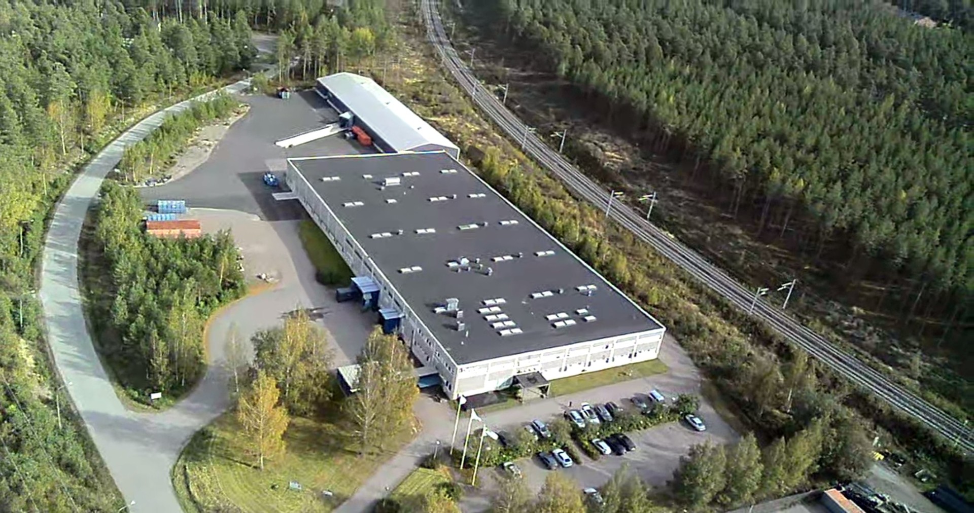 Delipapin hiilineutraalit lastenvaipat valmistetaan Suomen ainoassa vaippatehtaassa Tammisaaressa.